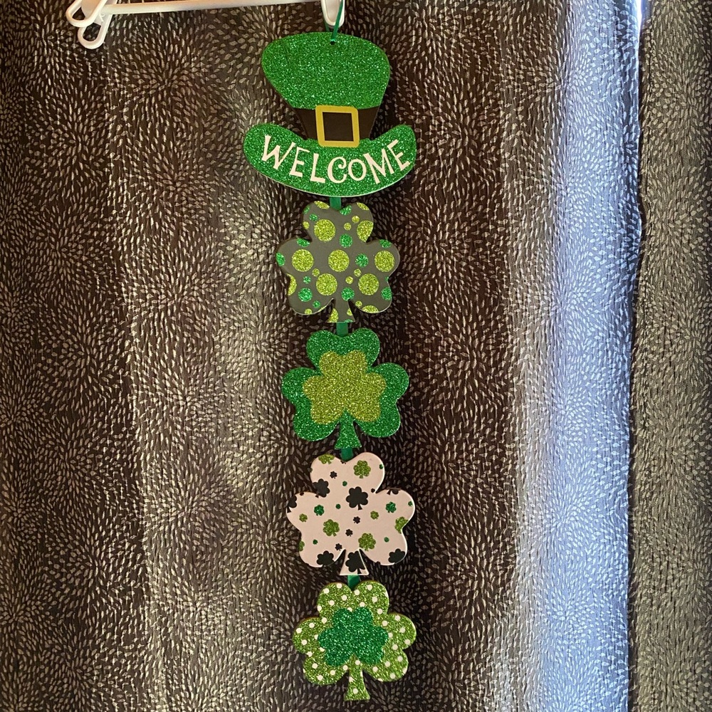 St. Patrick's Day Shamrock Welcome Sign - Picture 2 of 3